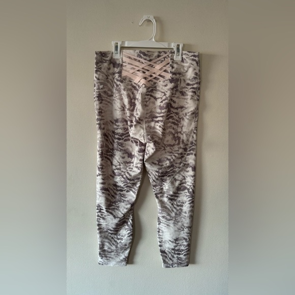 Powerhold Fabletics Leggings White Grey Tiger Pink Straps Women’s Large Workout - Picture 2 of 12